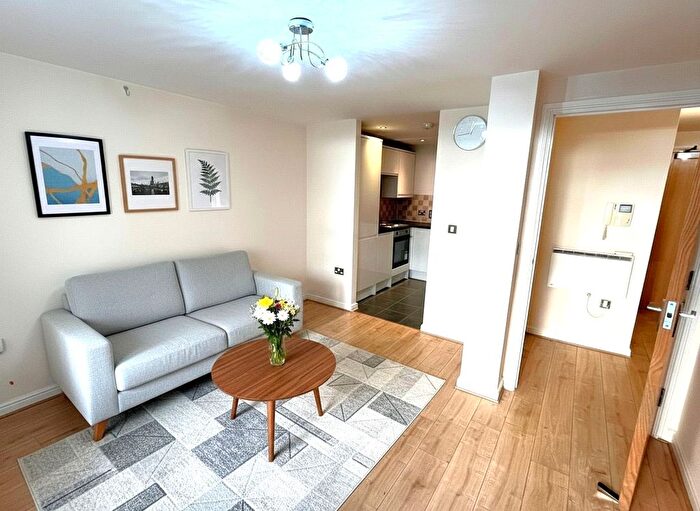 1 Bedroom Flat To Rent In Rosemoor House, - Broadway, London, W13