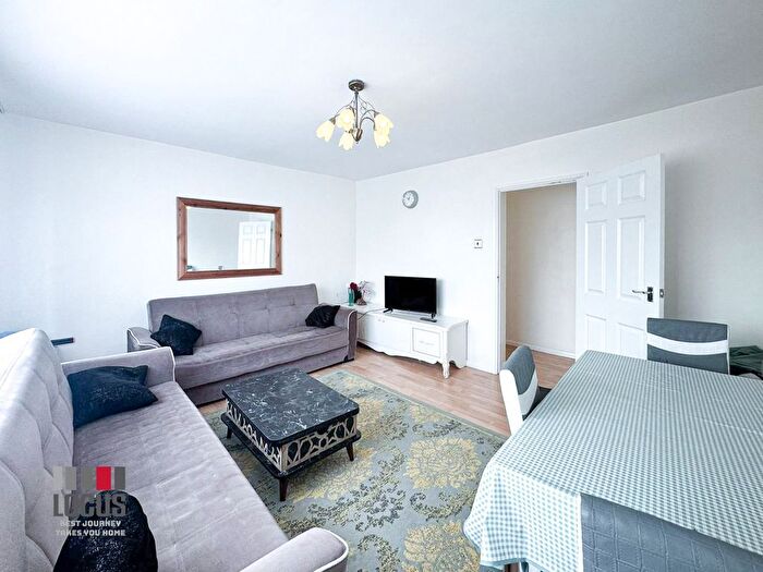 2 Bedroom Flat To Rent In Cadmore Lane, Waltham Cross, EN8