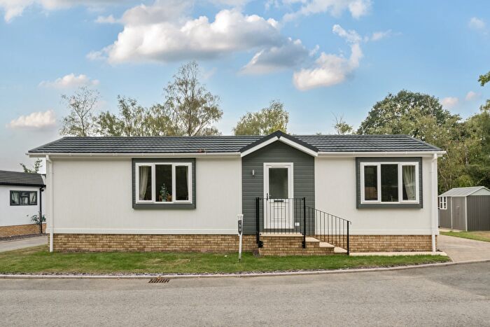 2 Bedroom Park Home For Sale In Rawlins Park, Avebury, Nr Marlborough, Wiltshire, SN8