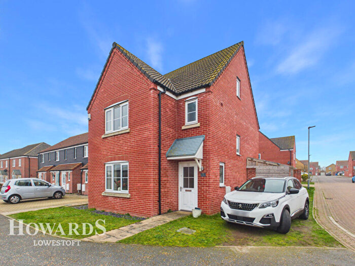 4 Bedroom Detached House For Sale In Maplesden Close, Lowestoft, NR32