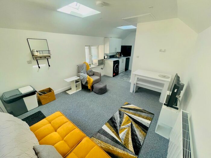 1 Bedroom Flat To Rent In Dalkeith Road, Canford Cliffs, Poole, BH13