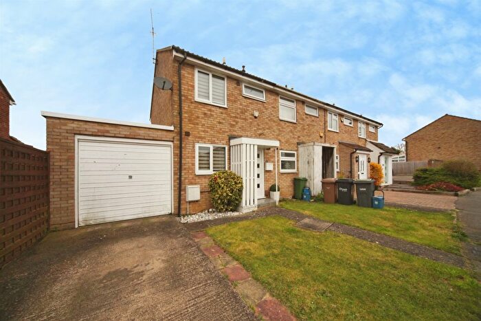 2 Bedroom End Terrace House For Sale In Alfriston Close, Luton, LU2