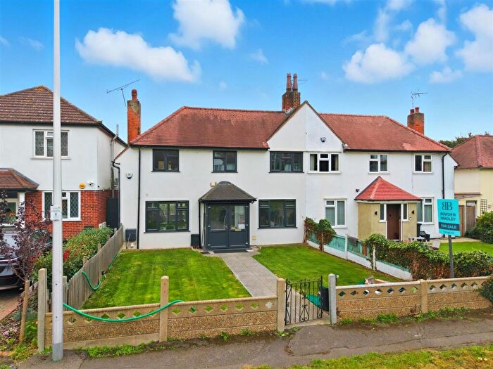 3 Bedroom House For Sale In Theydon Grove, Woodford Green, IG8