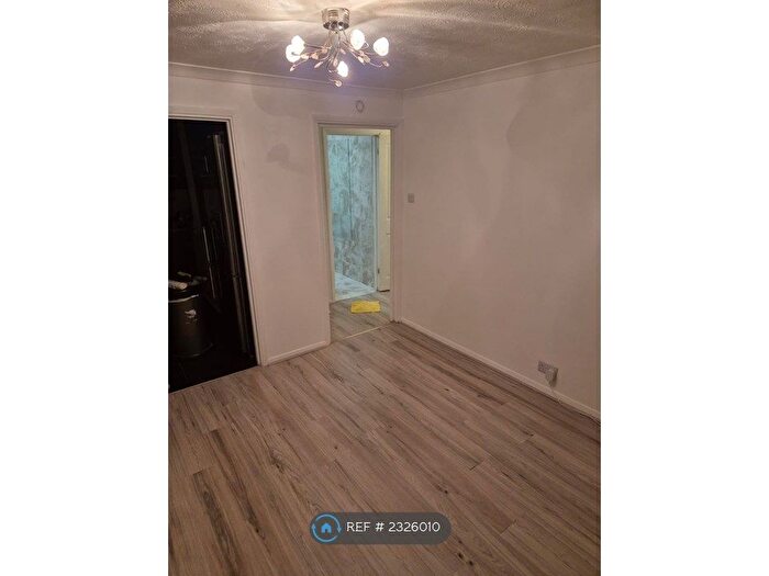 1 Bedroom Flat To Rent In Windsor Drive, High Wycombe, HP13