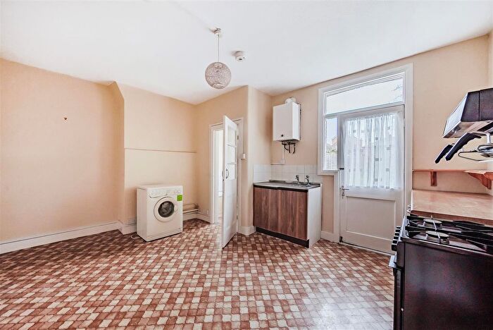 1 Bedroom Flat For Sale In Ellerton Road, Surbiton, KT6