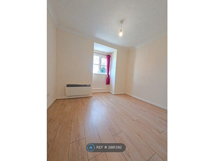 1 Bedroom Flat To Rent In Alexander Court, Rochester, ME2