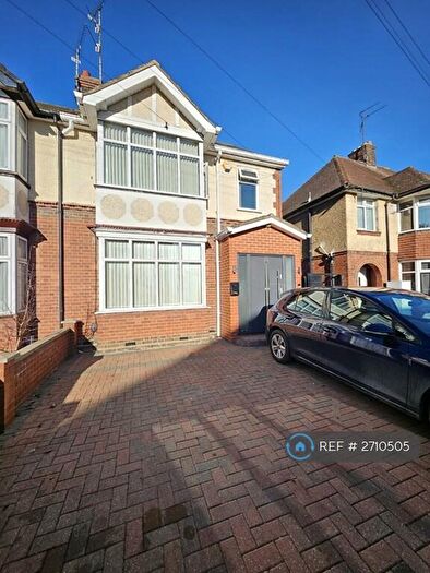 4 Bedroom Semi Detached House To Rent In Fountains Road, Luton, LU3