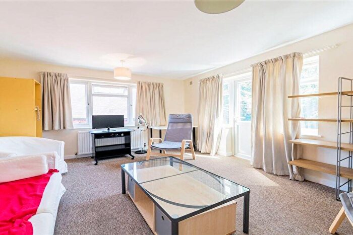 3 Bedroom Flat To Rent In Chichele Road, Willesden Green, NW2