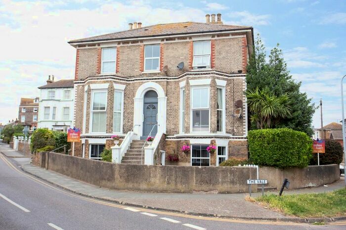 2 Bedroom Flat To Rent In The Vale, Wood Bury, CT10