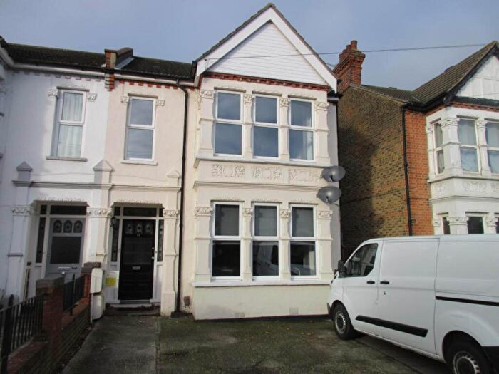 3 Bedroom Flat To Rent In Ceylon Road, Westcliff On Sea, SS0