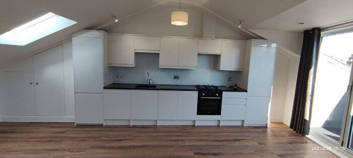 2 Bedroom Flat To Rent In Colney Hatch Lane, London, N10