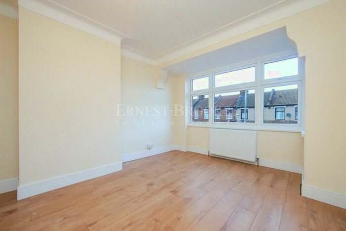 1 Bedroom Apartment To Rent In Meads Lane, Ilford, IG3
