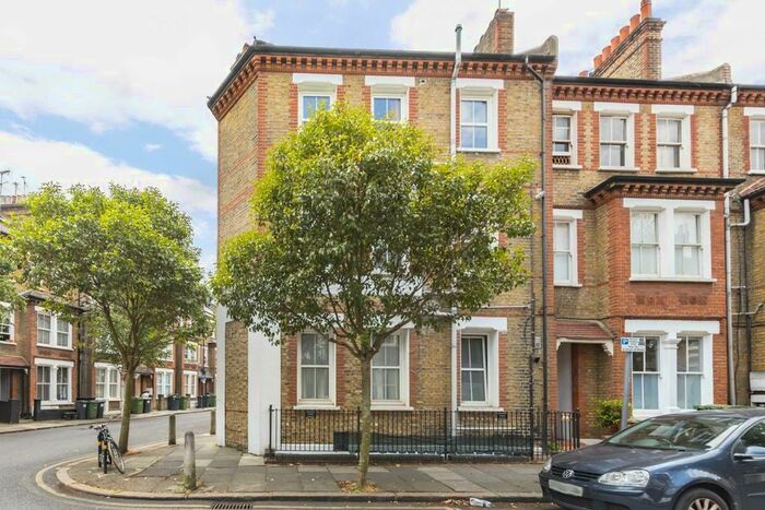 2 Bedroom Flat To Rent In Heyford Avenue, London, SW8