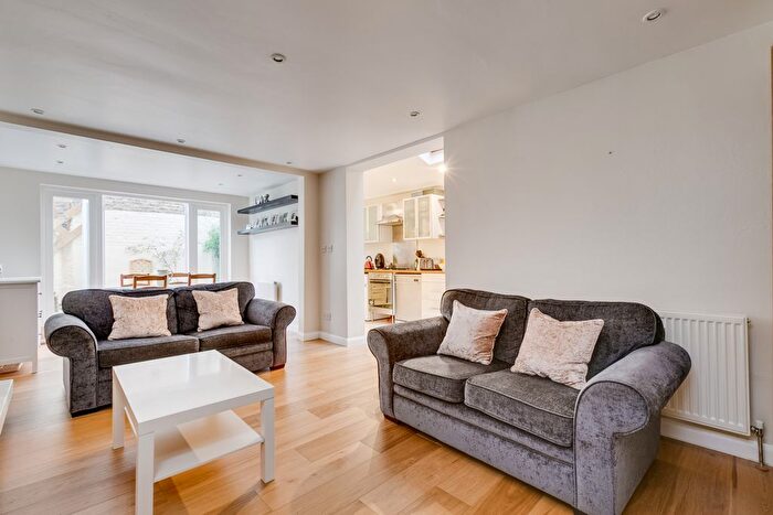 2 Bedroom Flat To Rent In Earlsfield Road, Earlsfield, SW18