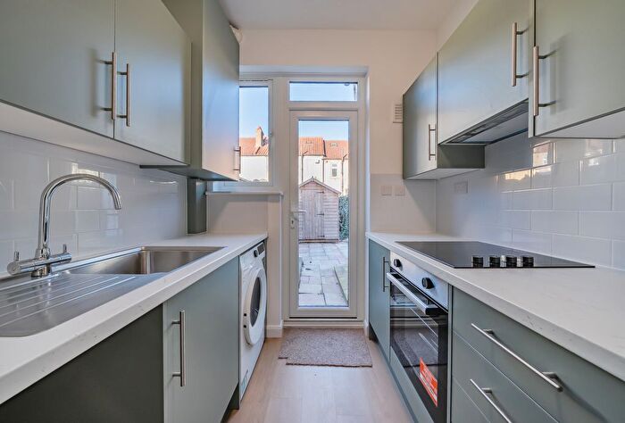 3 Bedroom Detached House To Rent In Larbert Road, London, SW16