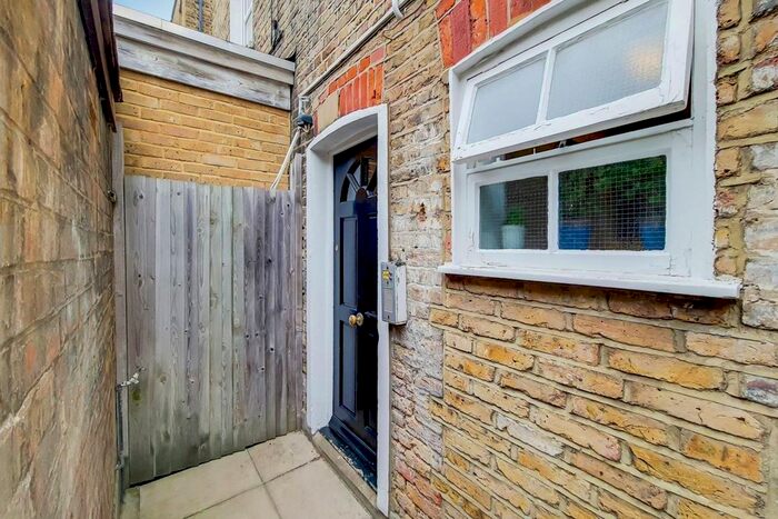 1 Bedroom Flat To Rent In Mablethorpe Road, Munster Village, London, SW6