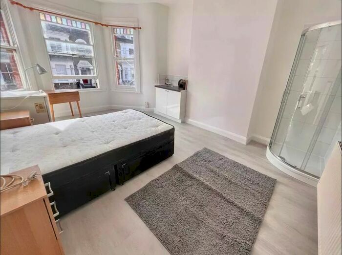 5 Bedroom Flat To Rent In Lime Grove, London, W12
