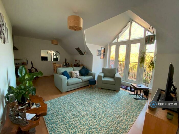 1 Bedroom Flat To Rent In Wye Gardens, High Wycombe, HP12