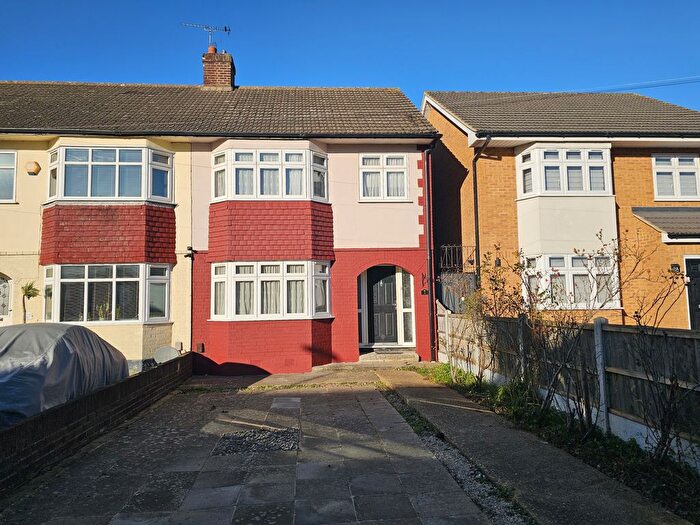 3 Bedroom Terraced House To Rent In River Close, RM13