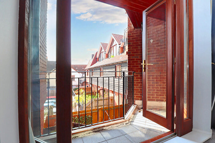 2 Bedroom Apartment To Rent In The Bittoms, Kingston Upon Thames, KT1