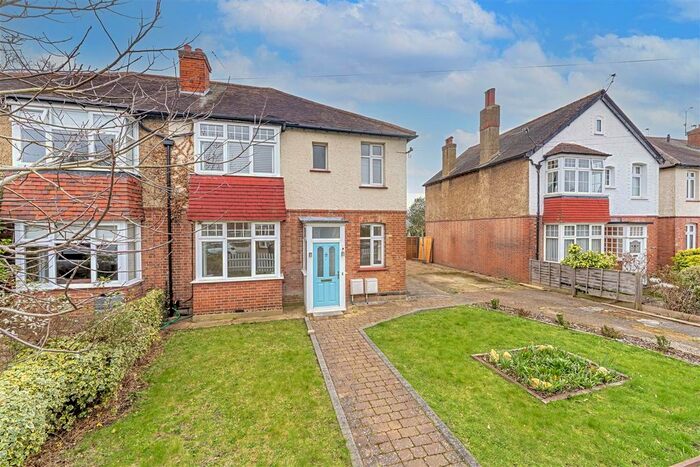 2 Bedroom Flat To Rent In Chestnut Avenue, Hampton, TW12