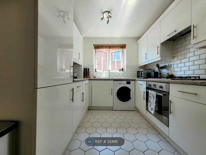 3 Bedroom Flat To Rent In Coopers Court, London, N20