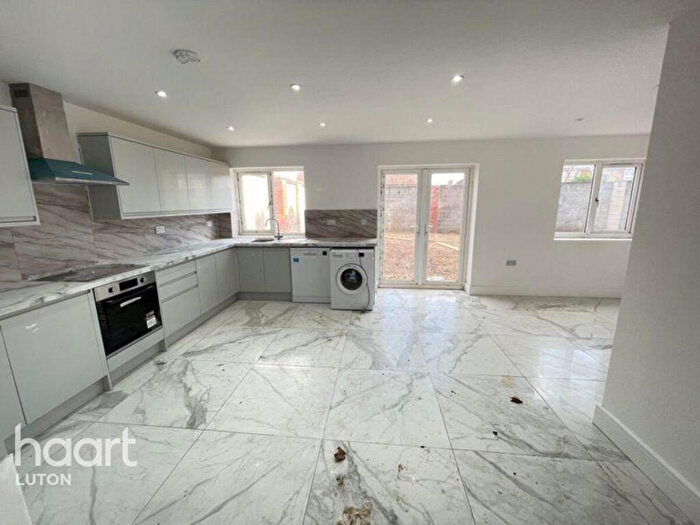 4 Bedroom Detached House For Sale In Wingate Road, Luton, LU4