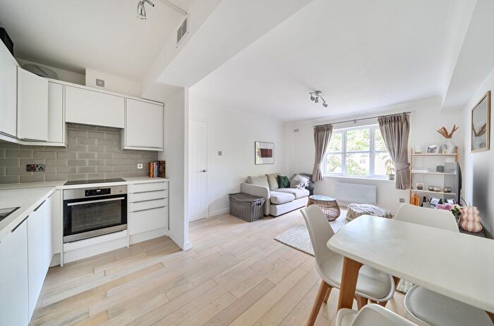 2 Bedroom Flat For Sale In Ashdown Court, Cedar Road, Sutton, Surrey, SM2