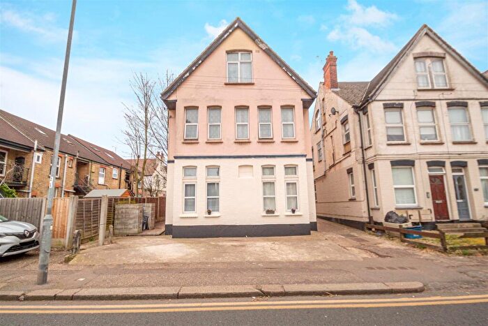 2 Bedroom Flat To Rent In Fairfax Drive, Westcliff-on-Sea, SS0