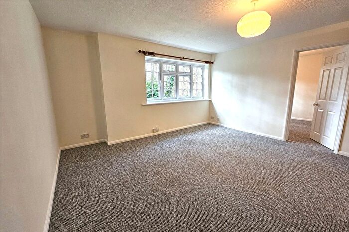 1 Bedroom Flat For Sale In Fairway Heights, Camberley, Surrey, GU15