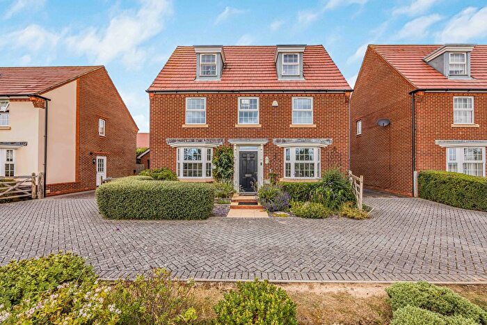 5 Bedroom Detached House For Sale In Manor Farm Close, Havant, PO9
