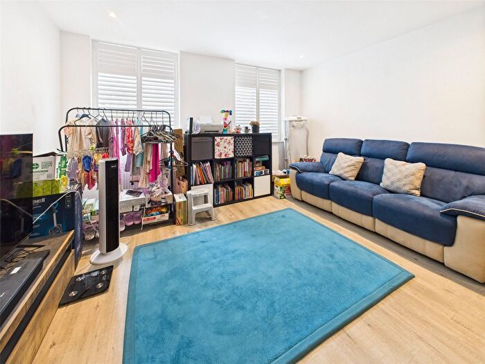 2 Bedroom Flat To Rent In Second Cross Road, Uk, TW2