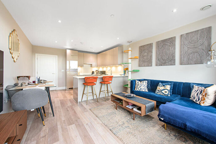 2 Bedroom Flat For Sale In Station Road, New Southgate, London, N11