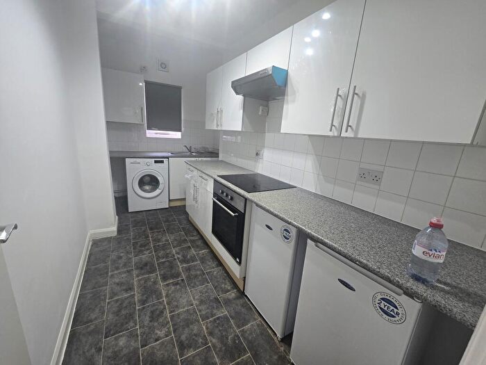 3 Bedroom Flat To Rent In Bow Road, Tower Hamlets, London, E3