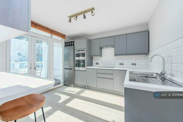 3 Bedroom Flat To Rent In Paterson Court, London, EC1V