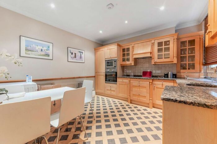 2 Bedroom Flat To Rent In Basil Street, Knightsbridge, London, SW3