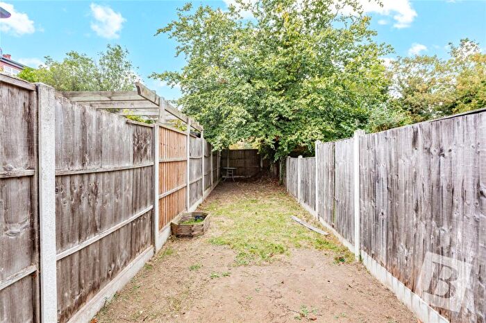 1 Bedroom Apartment For Sale In Champion Road, Upminster, RM14