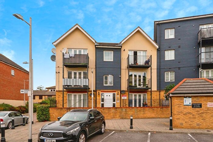 2 Bedroom Flat For Sale In Blackthorn Road, Ilford, IG1