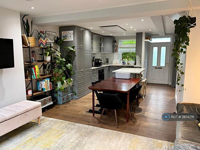 2 Bedroom Maisonette To Rent In Riverside Mansions, London, E1W