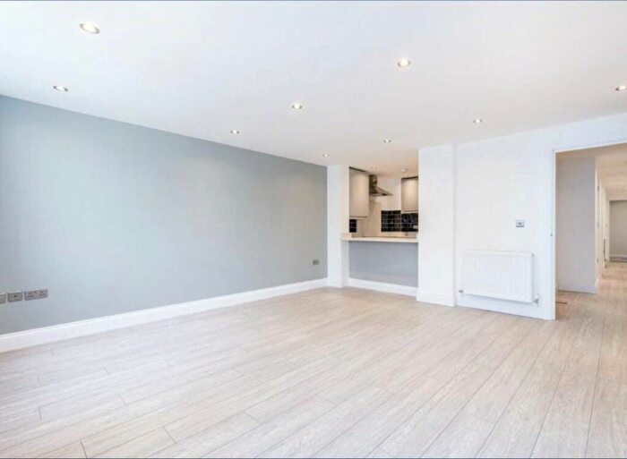 2 Bedroom Flat For Sale In Colney Hatch Lane, London, N10