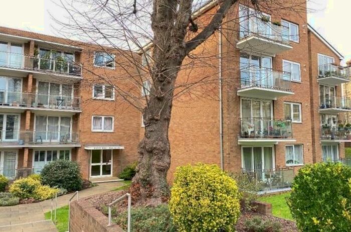 2 Bedroom Flat To Rent In Eaton Hall, Eaton Gardens, Hove, BN3