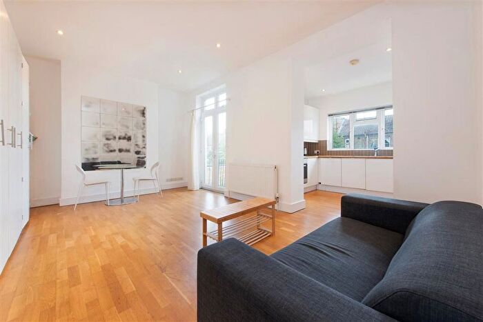 Studio To Rent In Loftus Road, Shepherds Bush, W12