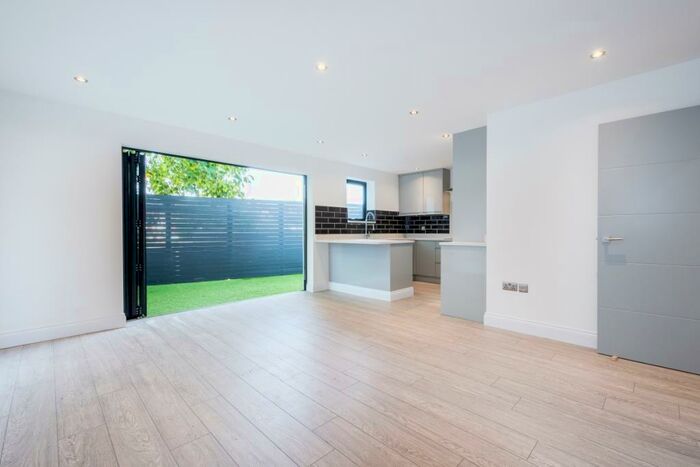 3 Bedroom Flat To Rent In Colney Hatch Lane, London, N10