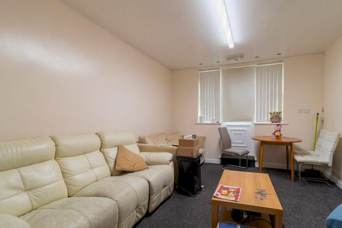 3 Bedroom Flat To Rent In Cardigan Road, Leeds, West Yorkshire, LS6