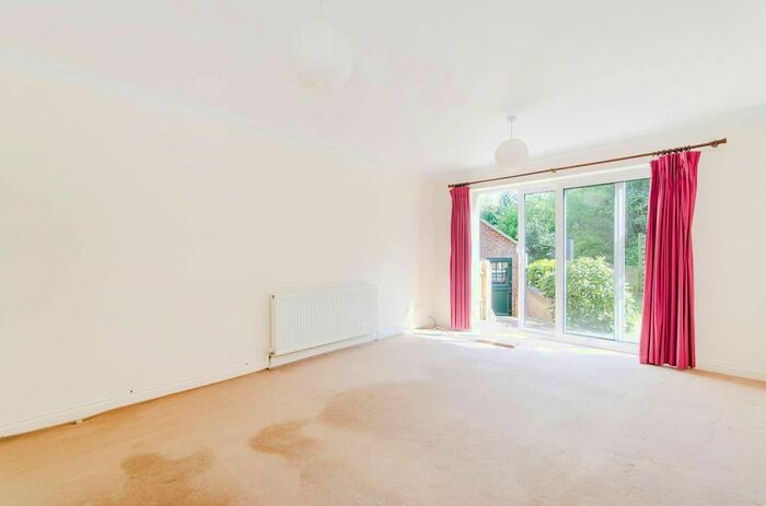 2 Bedroom Property To Rent In Rickmansworth Road, Northwood, HA6