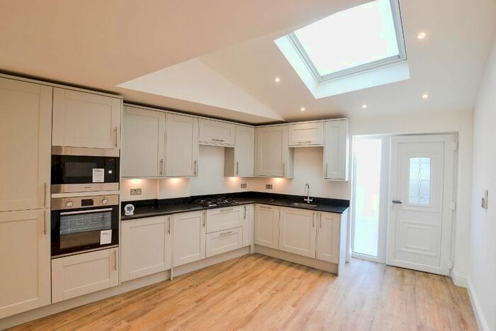 2 Bedroom Flat To Rent In Finchley Road, Childs Hill, London, NW2