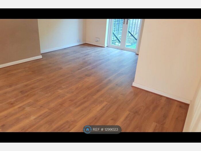 3 Bedroom Semi-Detached House To Rent In Coniston Road, Kettering NN16