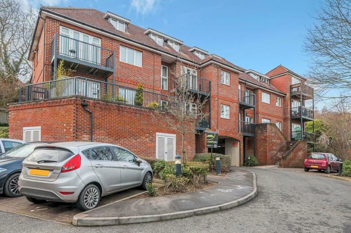 2 Bedroom Apartment To Rent In High Wycombe, Buckinghamshire, HP13