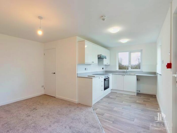 3 Bedroom Flat To Rent In Broadmoor, Kilgetty, SA68