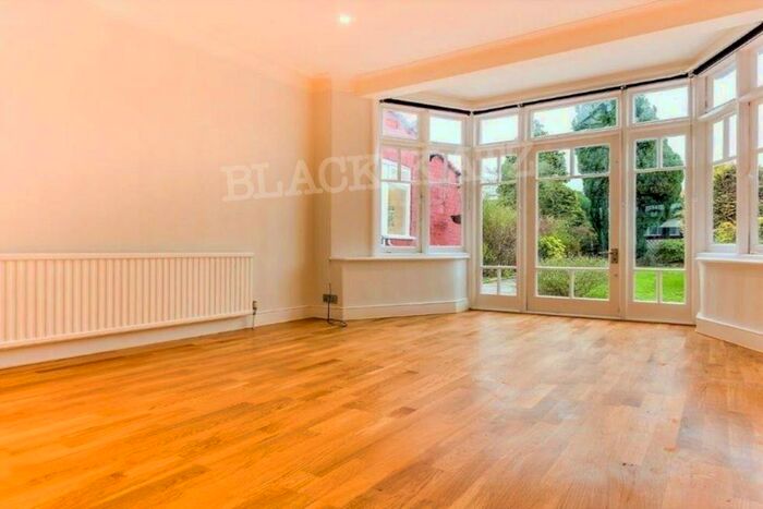 3 Bedroom Town House To Rent In Chase Way, London, N14